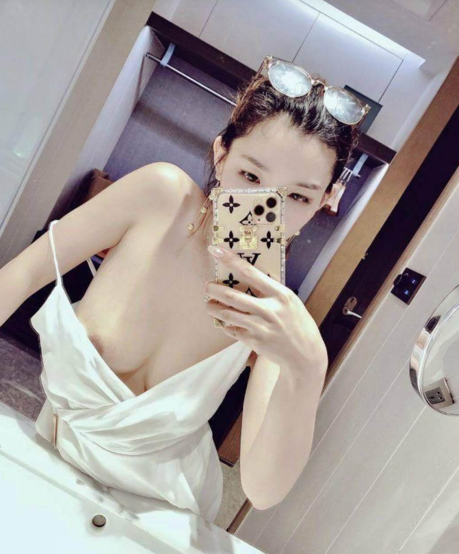 22岁性感小姐姐，胸大